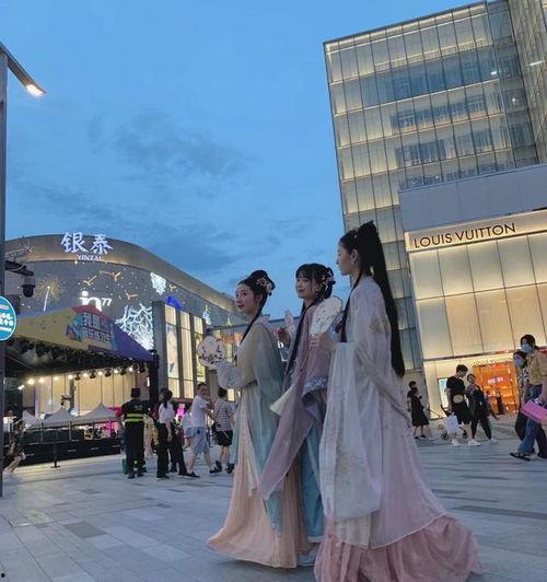 汉服模特吃瓜,传统与现代的趣味碰撞