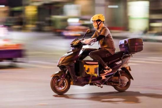 外卖骑手路上吃瓜,揭秘外卖行业生活点滴